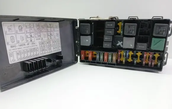 Ford Focus Fuse module 98AG14A142AC