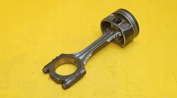 Volkswagen Polo IV 9N3 Piston with connecting rod
