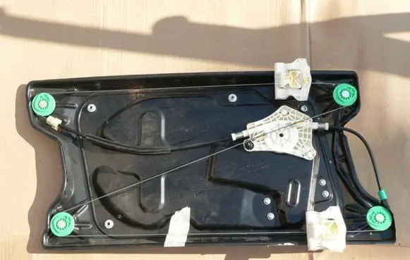 Land Rover Discovery 3 - LR3 Front window lifting mechanism without motor 994730