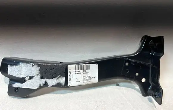 Audi A3 8Y Fender mounting bracket 8Y0821132