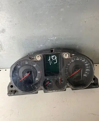 Volkswagen PASSAT B6 Speedometer (instrument cluster) 3C0920871