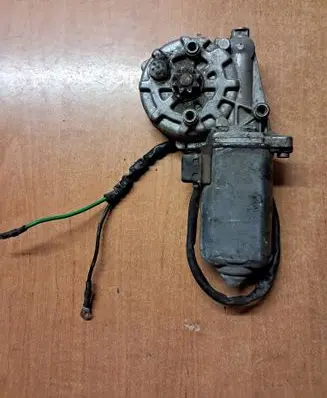 Mercedes-Benz SL R107 Front door window regulator motor 0130821017