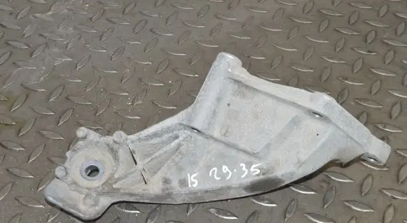 BMW X5 E70 Engine mounting bracket 6852868
