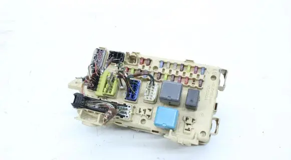 Toyota Avensis T250 Fuse module 82641