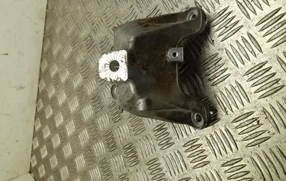 Engine mounting bracket