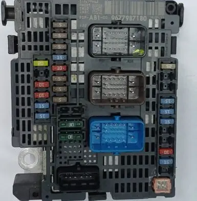 Citroen C4 II Fuse box set 9677987180 BSMAB100 R09