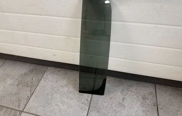 Volkswagen Amarok Rear vent window glass 