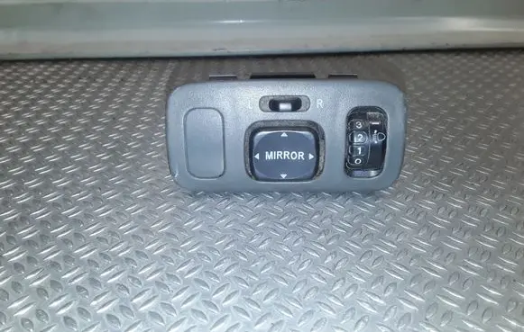 Toyota Yaris Wing mirror switch