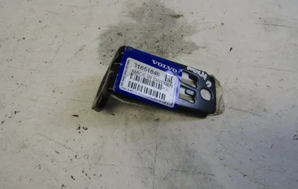Volvo S60 Front bumper mounting bracket 31651846
