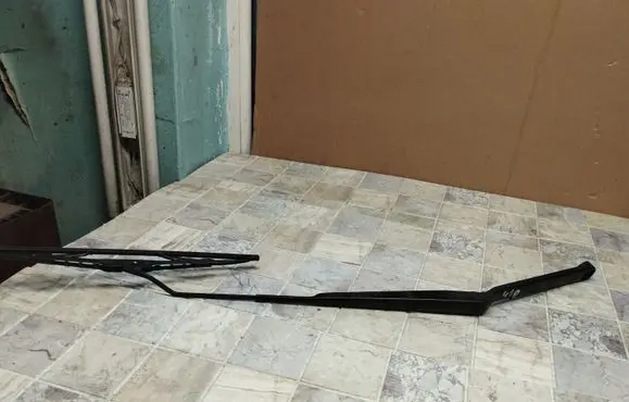 Nissan X-Trail T30 Front wiper blade arm