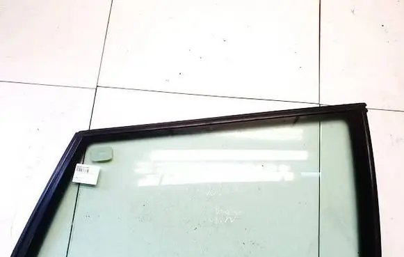 Volkswagen PASSAT B5 Rear side window dot24m68as2