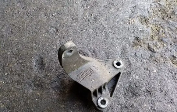 Ford Mondeo Mk III Engine mounting bracket 1S716P093AB