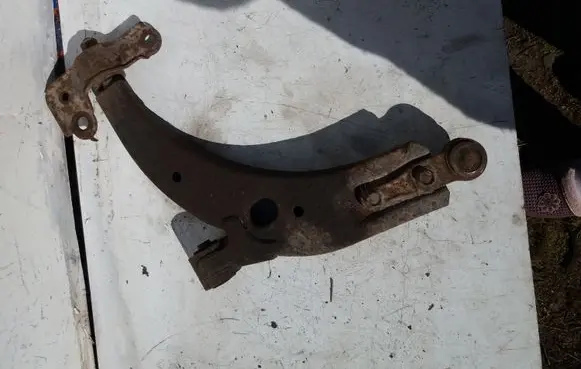 KIA Carens I Front lower control arm/wishbone