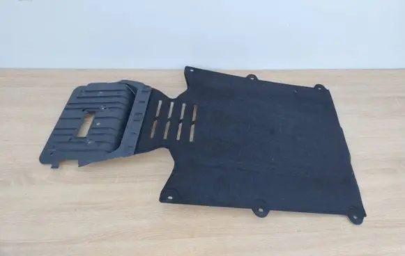 Porsche Macan (95B) Engine splash shield/under tray 95B825370