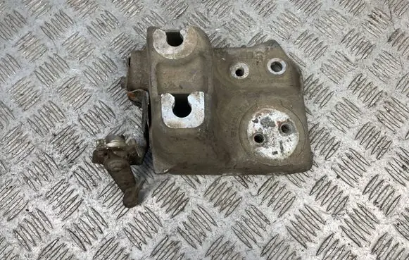 Subaru Legacy Engine mounting bracket