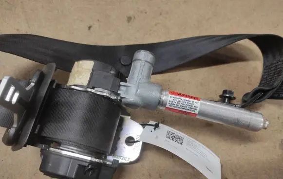 Volvo S80 Middle seatbelt (rear) 8639763