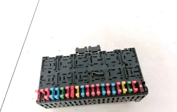 Volkswagen Golf III Fuse box set 357937039
