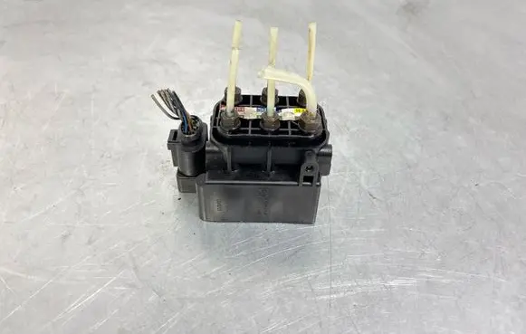Mercedes-Benz S W221 Air suspension valve block A2123200358