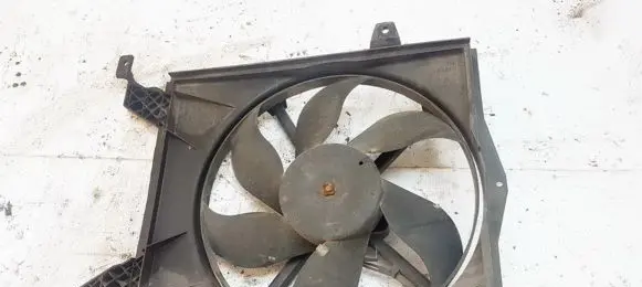 Radiator cooling fan shroud