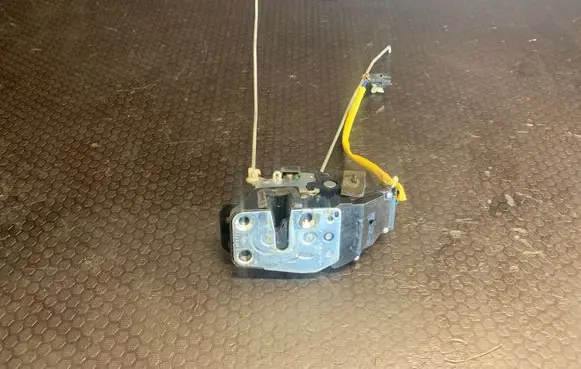 KIA Sorento Rear door lock A045777