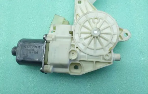 Mercedes-Benz E W212 Front door window regulator motor A2048200242