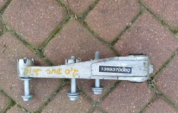 Engine mount vacuum valve