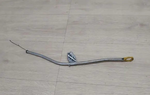 Toyota RAV 4 (XA40) Oil level dip stick 