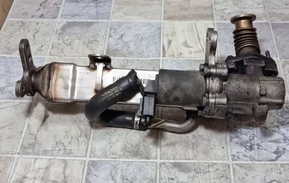 Volvo S60 EGR valve cooler 30637142 10478 B5147