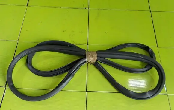 Mitsubishi Lancer VIII Front door rubber seal 27U