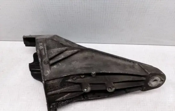 Engine mounting bracket
