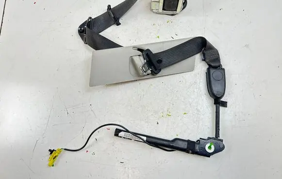 Opel Zafira C Front seatbelt 620611600