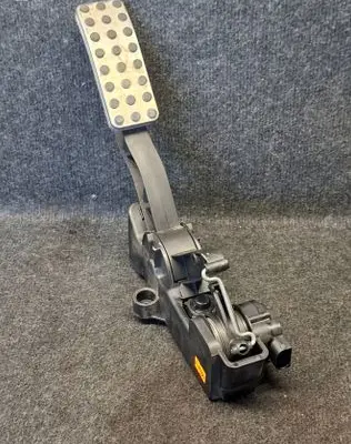 Mercedes-Benz B W245 Accelerator throttle pedal A1693000504
