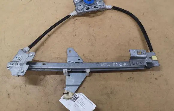 Rear door manual window regulator