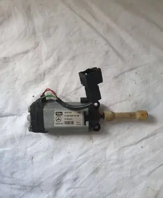 Mercedes-Benz E W211 Steering column adjust motor A2205400288 030215C 404476