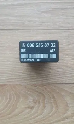 Mercedes-Benz E W124 Fuel pump relay 0065458732 05999610