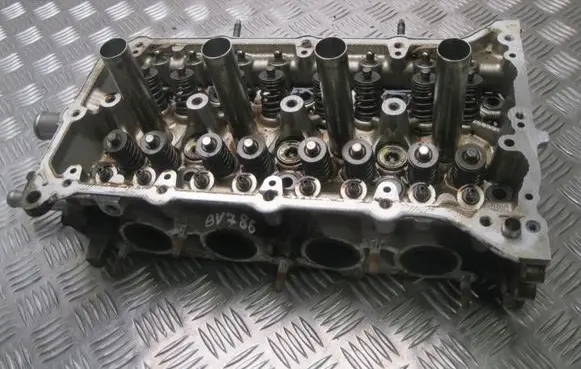 Toyota Avensis T270 Engine head ZR25 BV786