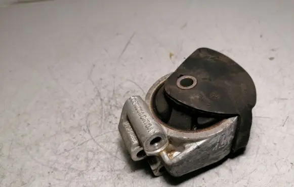 Mitsubishi Space Star Engine mount bracket 3318040