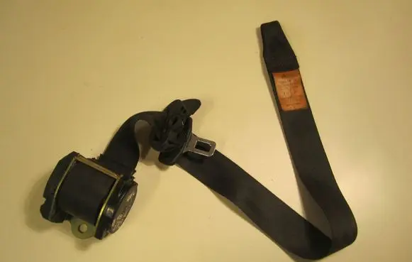Volkswagen Golf III Front seatbelt 1H3857706