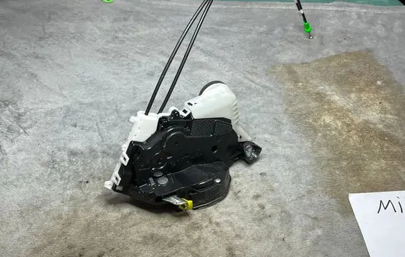 Toyota Auris E210 Rear glass lock/latch C94 6904052340
