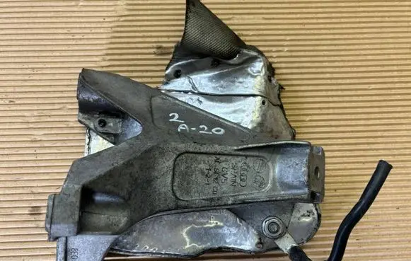 Audi A3 S3 8P Engine mounting bracket 8D0199388G