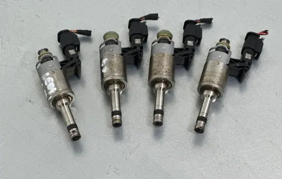 Seat Leon (5F) Fuel injectors set 04E133036A 4F0973702 0261500354