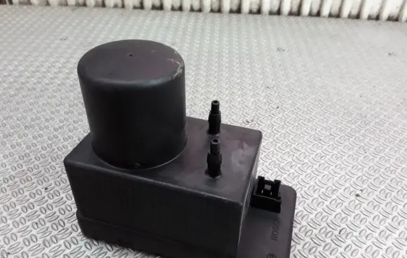 Mercedes-Benz E W211 Central locking vacuum pump 2038000048