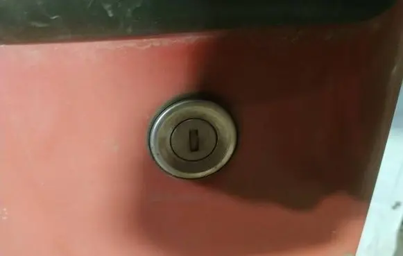 Peugeot Boxer Front door lock (next to the handle) 
