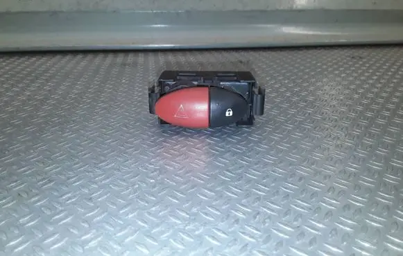 Renault Twingo II Hazard light switch 8200214896