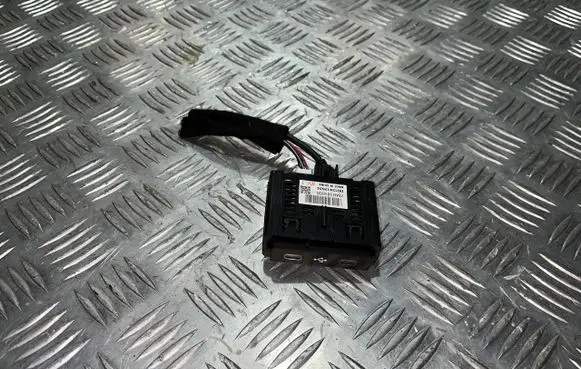 Renault Austral USB socket connector 284H38566R