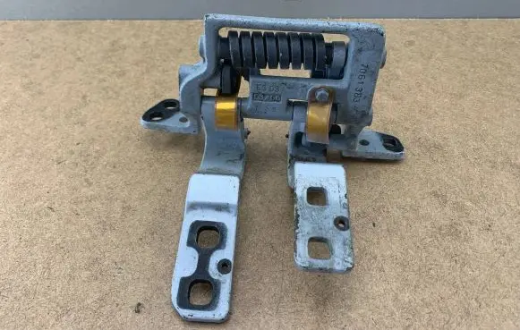 BMW 5 E60 E61 Tailgate/trunk/boot hinge 7061383