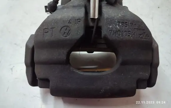 Volkswagen Multivan T5 Front brake caliper