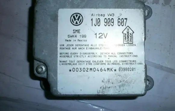 Volkswagen PASSAT B5 Airbag control unit/module 1J0909607 5WK4199VW3