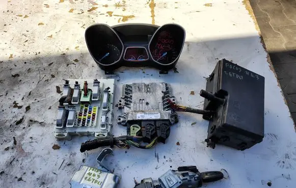 Ford Focus Engine control unit/module BV6112A650