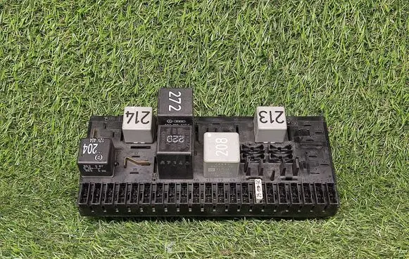 Audi 80 90 S2 B4 Fuse module 443941822B